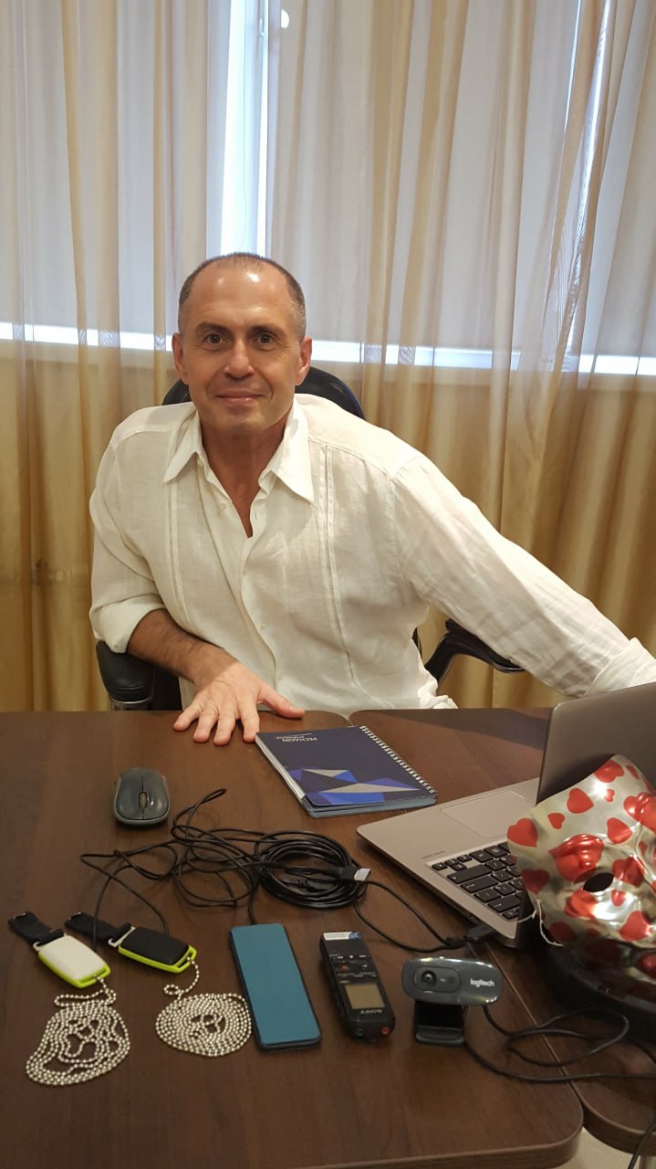 Иван Александрович Бобрик за рабочим столом с оборудованием для исследования на полиграфе